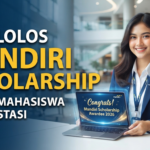 Mahasiswa berprestasi memegang laptop dengan notifikasi sukses Mandiri Scholarship 2026.