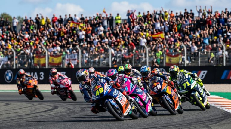 Sensasi Balap Moto3: Mengapa Balapan Kelas Ini Selalu Menghadirkan Drama Terakhir?