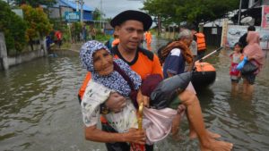 Keluarga dengan 8 Anak Menghadapi Kesulitan Setelah Banjir Merusak Rumah Sewa Mereka