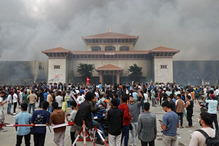 Bencana di Nepal, Serangan di Kyiv, dan Revolusi Televisi Digital: Bagaimana Dunia Terkoneksi