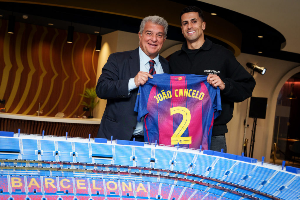 Cancelo Bawa Revolusi Barcelona: Transfer Mewah dan Krisis Keuangan di Balik Layar