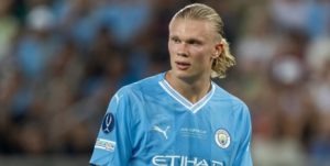 Haaland Jadi Sorotan: Gol Kontroversial, Foto Viral Bersama Hafþór Björnsson, dan Reaksi Michael Carrick di Derby Manchester