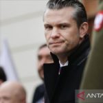 Macron Memimpin Dua Revolusi: Dari Tapestry Bersejarah ke Rencana Angkasa Luar