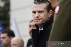 Macron Memimpin Dua Revolusi: Dari Tapestry Bersejarah ke Rencana Angkasa Luar