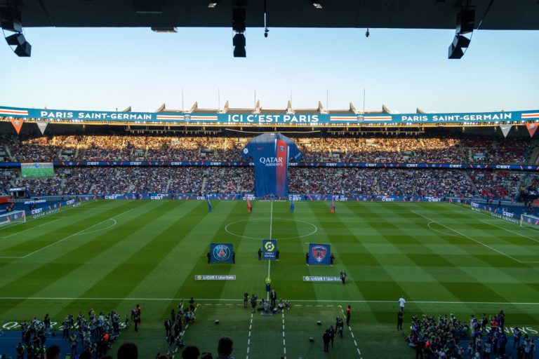 Marseille Terbuka: Film Aksi, Transfer Besar, dan Kemenangan Dramatis di Parc des Princes!