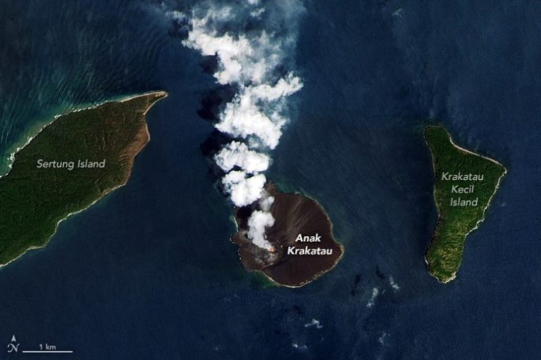 Subuh Berubah: Debu Anak Krakatau Mengganggu Ibadah dan Kehidupan Sehari‑Hari